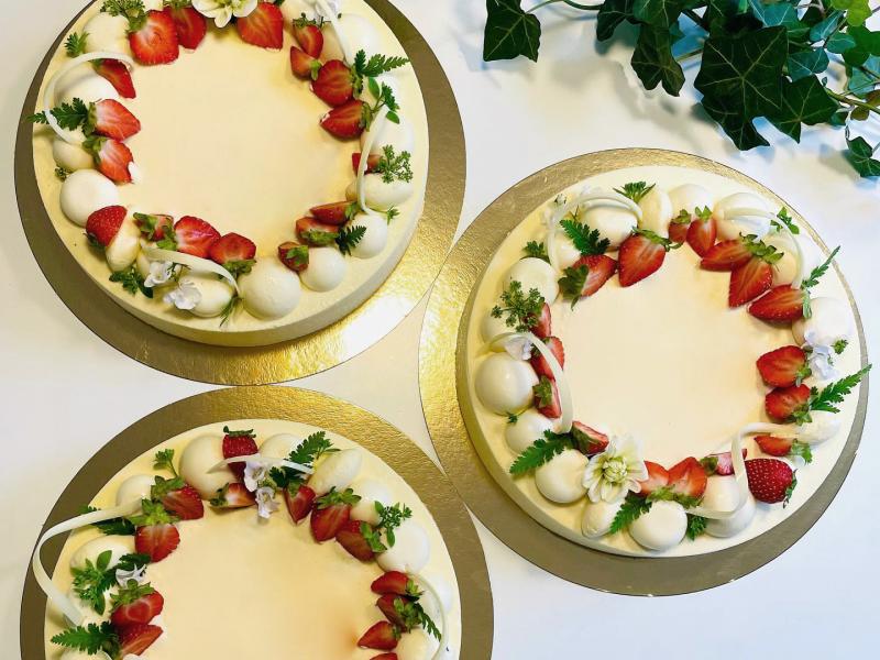 Bröllopstårta med vit choklad och jordgubbar