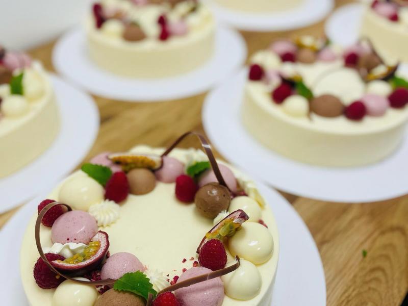 Bröllopstårta för passionsfrukt, hallon och choklad