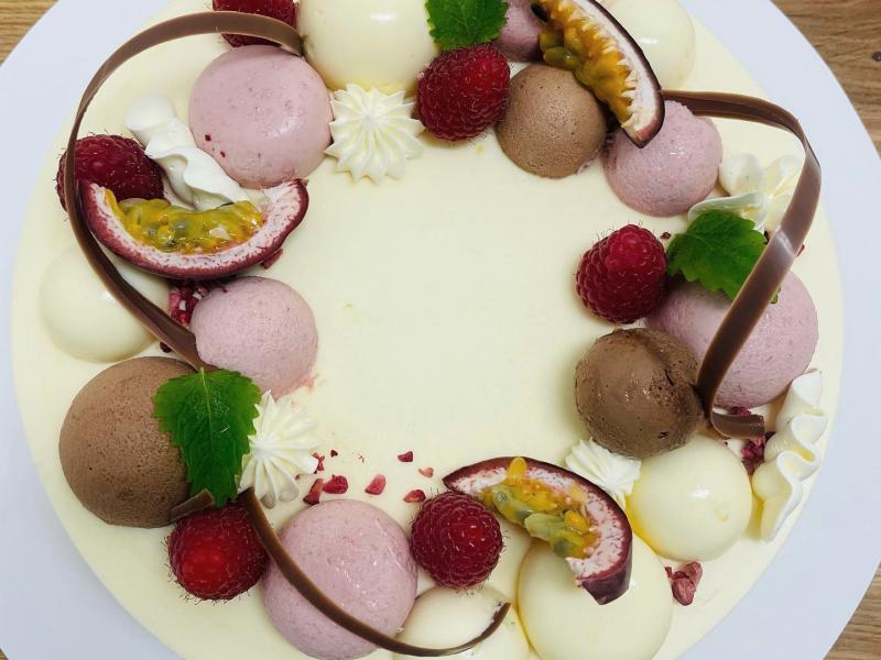 Bröllopstårta för passionsfrukt, hallon och choklad